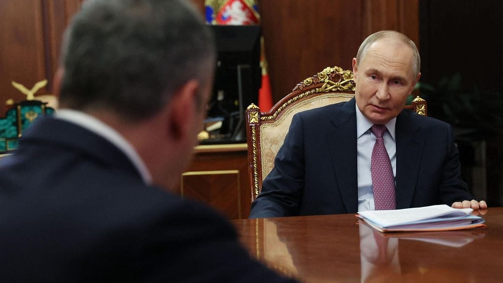 Venäjän presidentti Vladimir Putin tapasi Kurskin alueen tuoreen kuvernöörin Alexander Khinshteinin Moskovassa 5. joulukuuta.