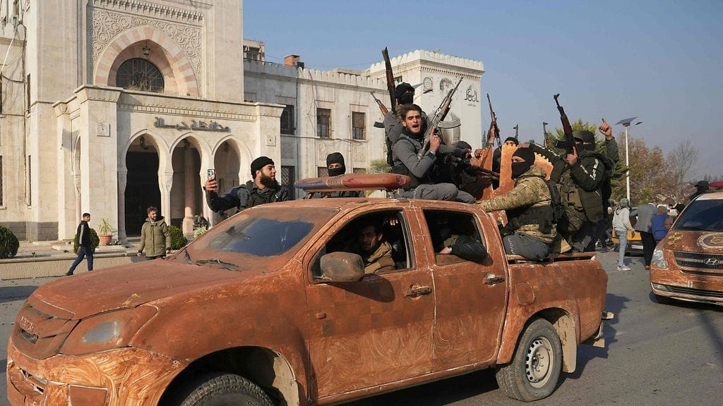 Saksan sisäministeri Nanvy Faeser sanoi aiemmin tänään, että Saksassa asuvien syyrialaispakolaisten turvapaikkahakemusten arviointi riippuu Syyrian kehityksestä Syyrian presidentin Bashar al-Assadin syrjäyttämisen jälkeen.