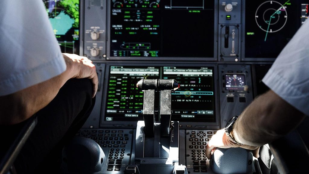 Kuvituskuvassa kapteeni (vas.) ja perämies ohjaamossa. Finnairin Airbus A350 oli matkalla Hongkongista Helsinkiin 25. heinäkuuta 2018.