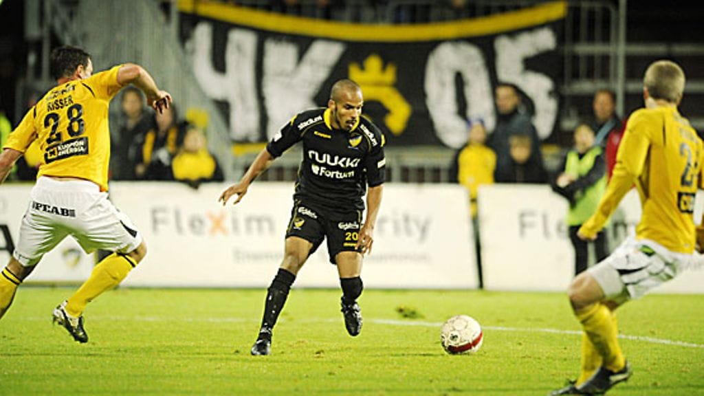 KUPSin Oliver Risser (vas.) ja Atte Hoivala yrittävät pysäyttää Hongan Nicholas Otarun, kuva: Antti Aimo-Koivisto / Lehtikuva