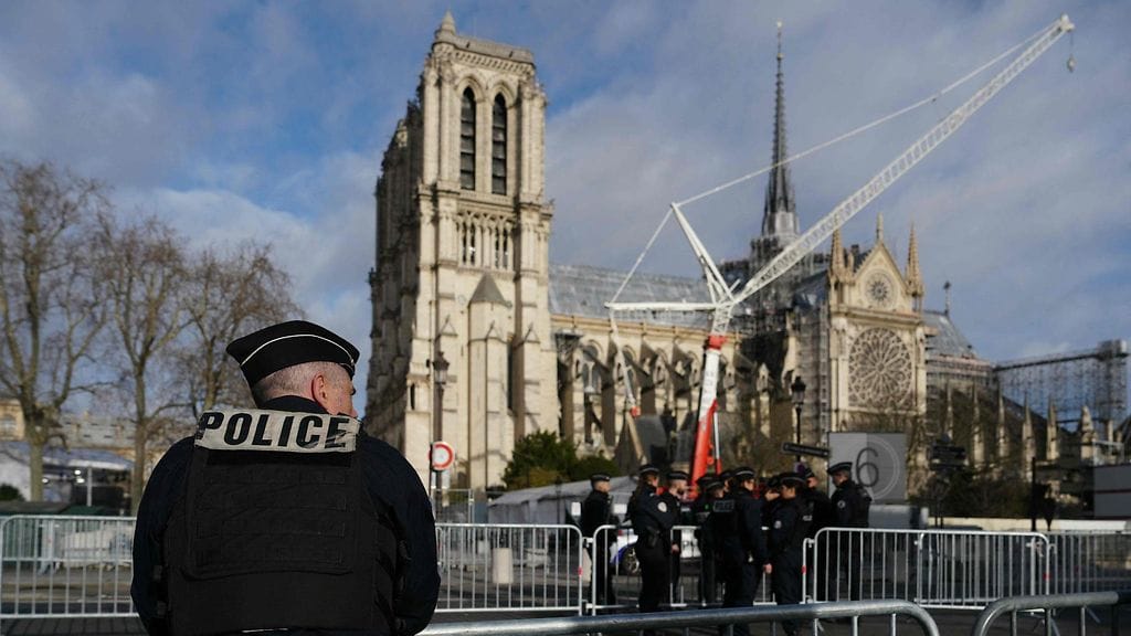 LK 7.12.2024 Ranskan poliisit partioivat Notre-Dame de Paris -katedraalia ympäröivällä turvallisuusalueella ennen sen virallista avajaisseremoniaa Pariisissa 7. joulukuuta 2024.