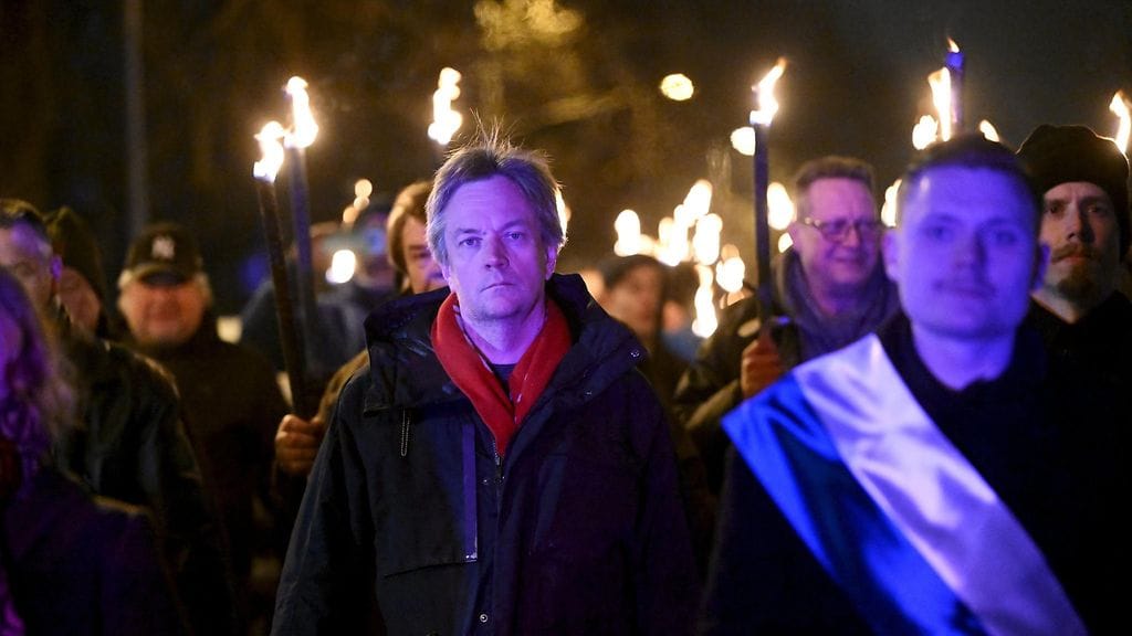 Perussuomalaisten Teemu Keskisarja nationalistisessa 612-soihtukulkueessa Helsingissä itsenäisyyspäivänä.