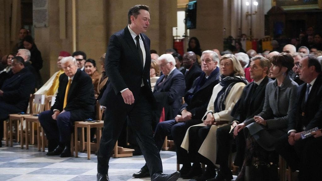 LK 7.12.2024 Teslan toimitusjohtaja Elon Musk saapui Pariisin keskustassa sijaitsevan Notre-Damen katedraalin uudelleenavaamisen juhlallisuuksiin 7. joulukuuta 2024.