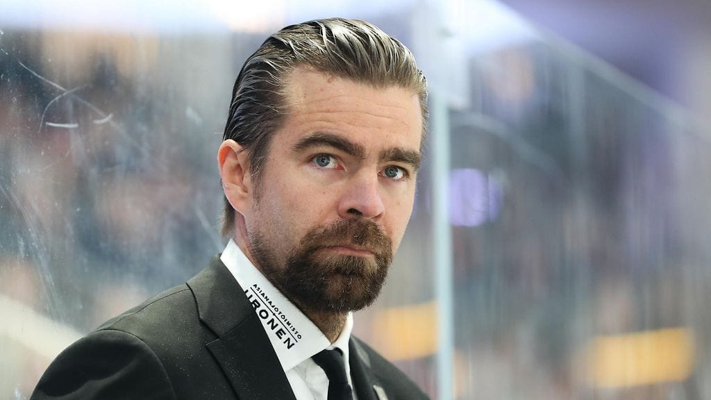 Kanadan juniorisarja OHL:ssä valmentava Jussi Ahokas matkustaa perhesyistä Suomeen.