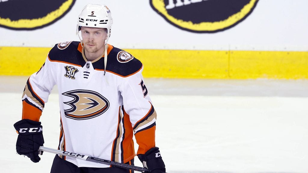 Urho Vaakanainen siirtyi Anaheim Ducksista New York Rangersiin.