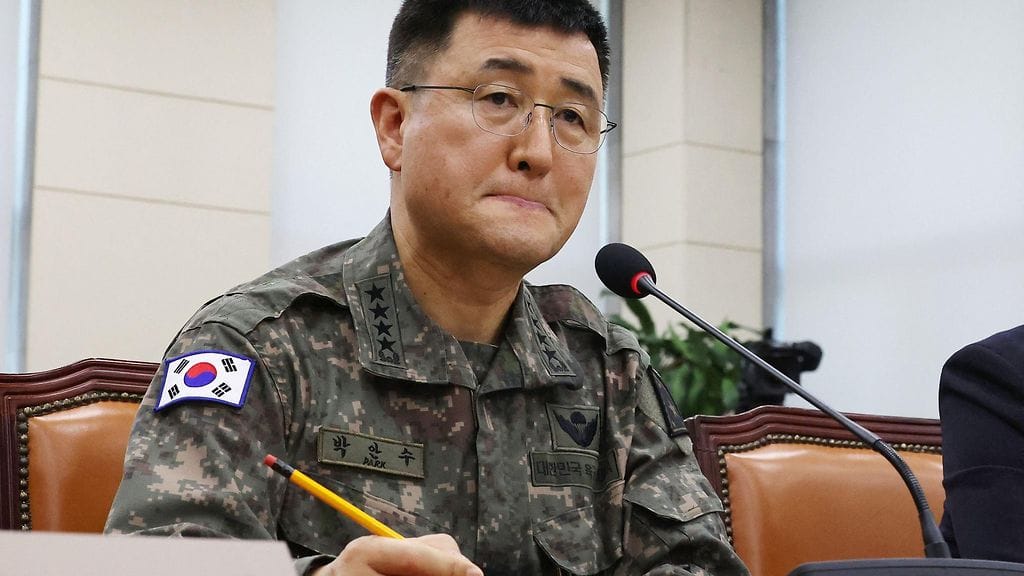 Entinen puolustusministeri Kim Yong-hyun on otettu kiinni. Kim erosi tehtävästään aiemmin tällä viikolla.
