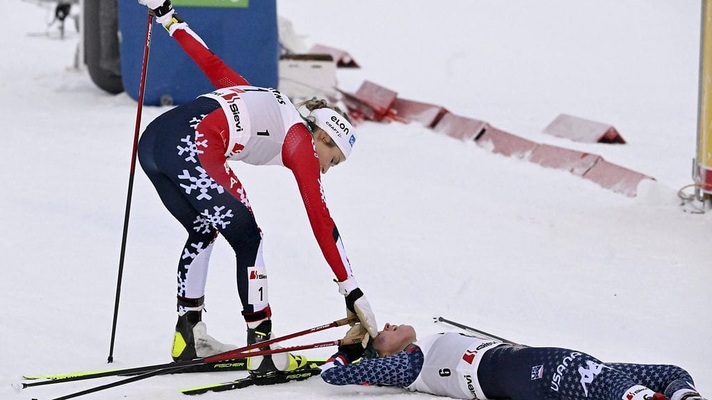 Therese Johaug ja Jessie Diggins Rukan yhdistelmähiihdon maalissa.