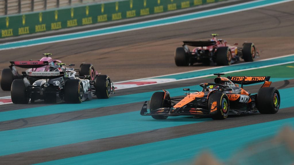 McLarenin Oscar Piastrin kilpailu sai onnettoman käänteen avauskierroksella.