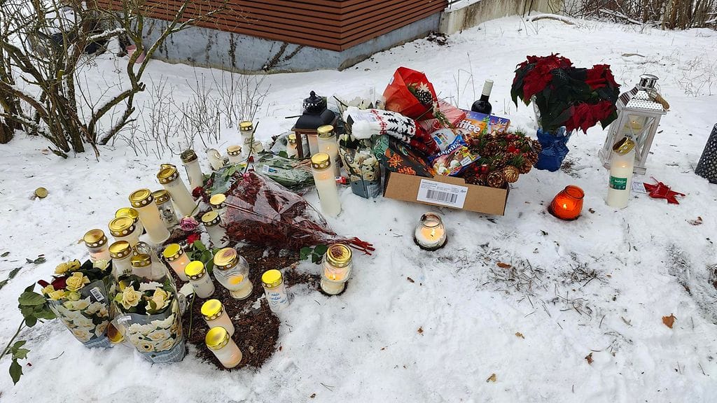 Epäillyn murhan tapahtumapaikalle oli tuotu runsaasti kynttilöitä ja muistoesineitä.