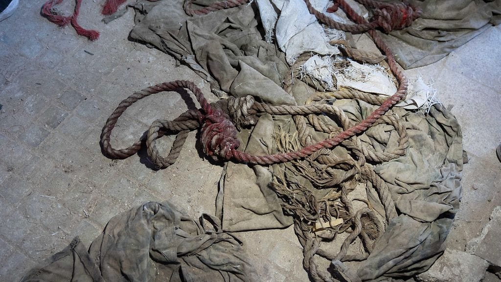 Syyrian Sednayan vankilan sisältä löytyneitä hirttoköysiä toimittajan kuvaamana 9. joulukuuta 2024.