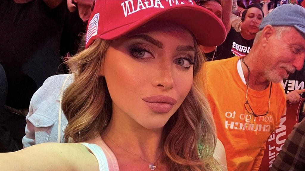 Onlyfans-malli Ava Louise on vilautellut julkisissa tapahtumissa.