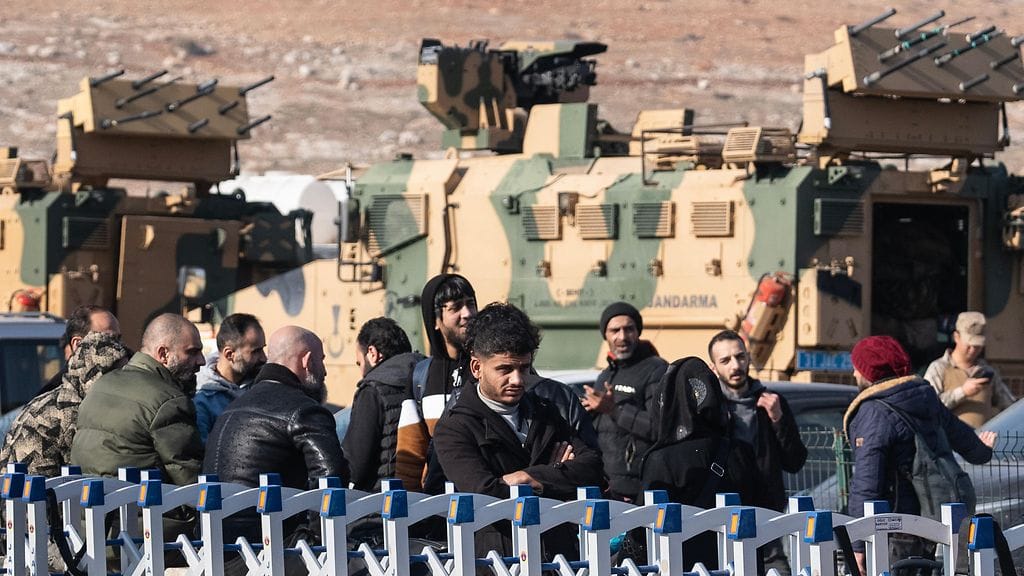 Syyrialaiset odottavat pääsyä Syyriaan Turkista Cilvegozun rajaportilla.