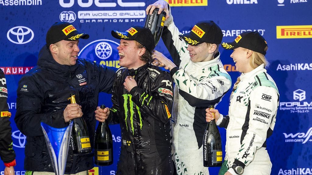 Oliver Solberg (kesk. vas.) ottaa Sami Pajarilta vapautuneen paikan Toyotan WRC2-tiimissä.