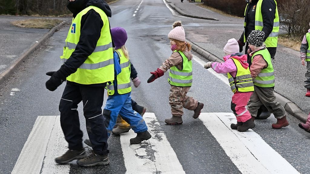 Heijastinliiveihin pukeutuneita päiväkotilapsia Ruotsista läheltä Göteborgia. Arkistokuva.