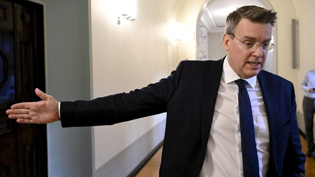 Kokoomuksen kansanedustaja Martin Paasi eduskunnan sosiaali- ja terveysvaliokunnan kokouksen tauolla Helsingissä tänään tiistaina.