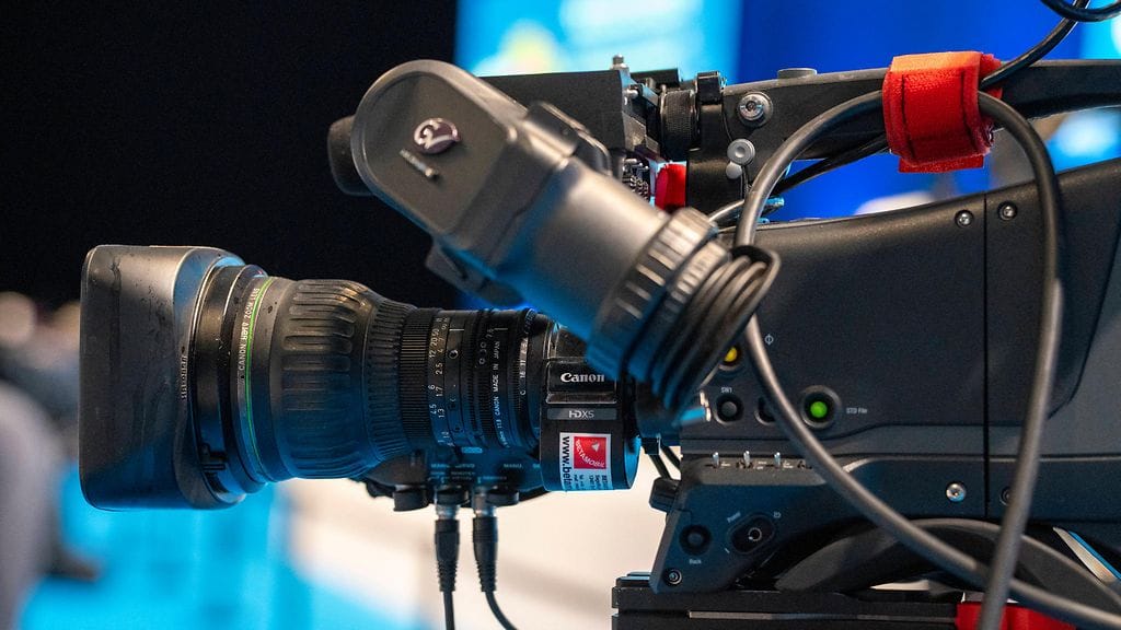 Lähes kaksi kolmesta oireilee psyykkisesti elokuva- ja tv-alalla, kertoo Työterveyslaitoksen kyselytutkimus. Kuvituskuvassa tv-kamera.