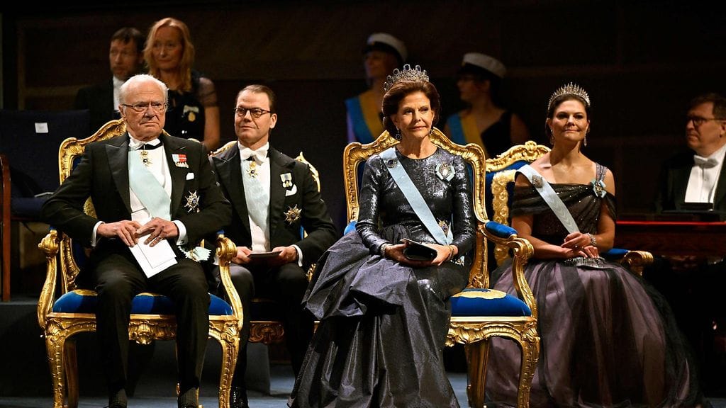 Ruotsin kuningas Kaarle XVI Kustaa, prinssi Daniel, kuningatar Silvia ja kruununprinsessa Victoria Nobel-palkintoseremoniassa Tukholman konserttitalossa.