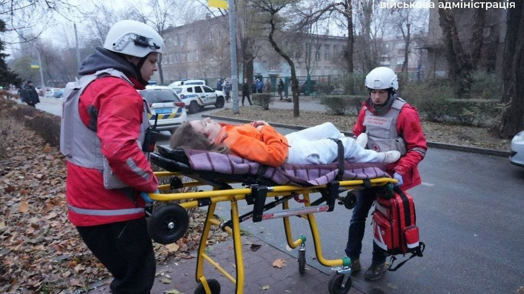 Paikallisviranomaisten julkaisemassa kuvassa ensihoitajat kantavat haavoittunutta henkilöä Zaporizhzhjassa.