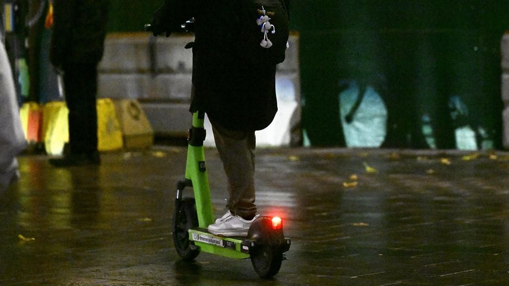 Sähköpotkulautailija Helsingissä marraskuussa.