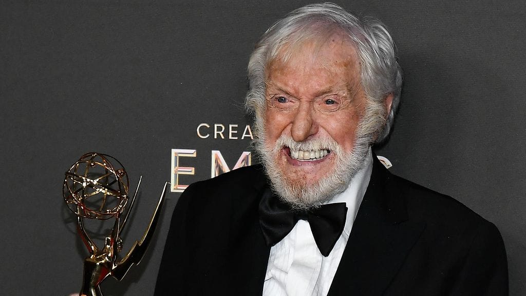 Näyttelijälegenda Dick Van Dyke, 98, joutui pakenemaan Kalifornian paloja vaimonsa kanssa.