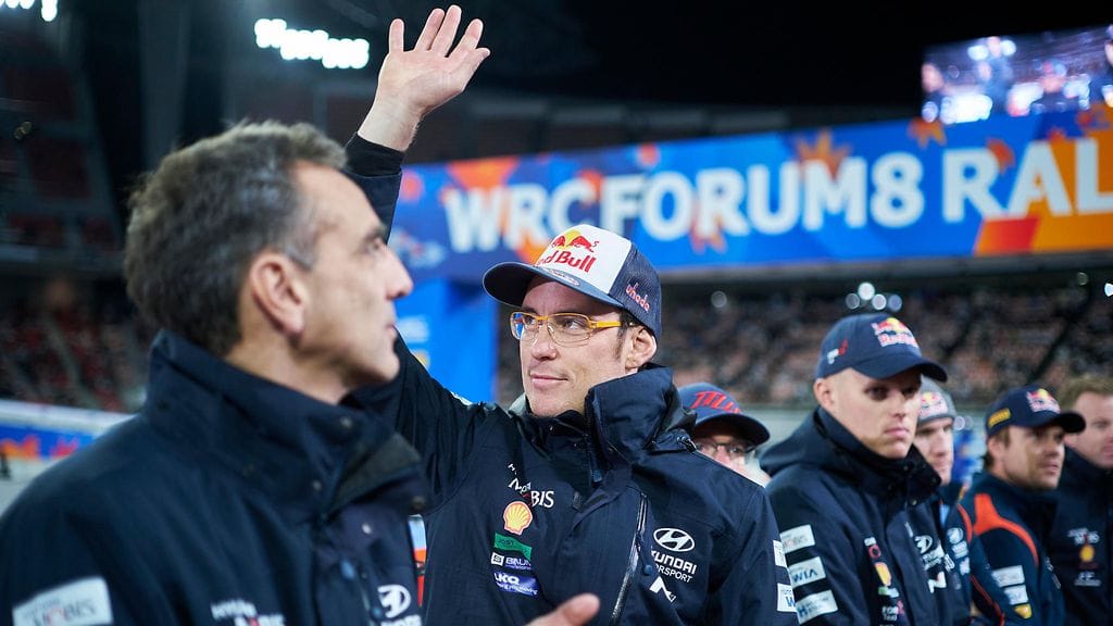 Thierry Neuville juhli Japanissa. Etualalla tallipomo Cyril Abiteboul.