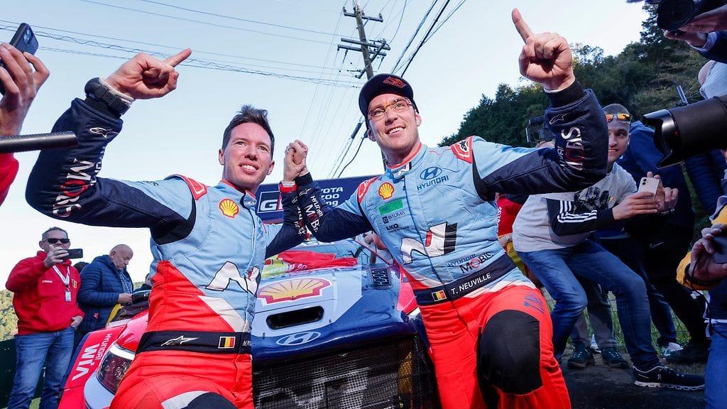 Thierry Neuville (oik). ja Martijn Wydaeghe juhlivat mestaruutta Japanissa.