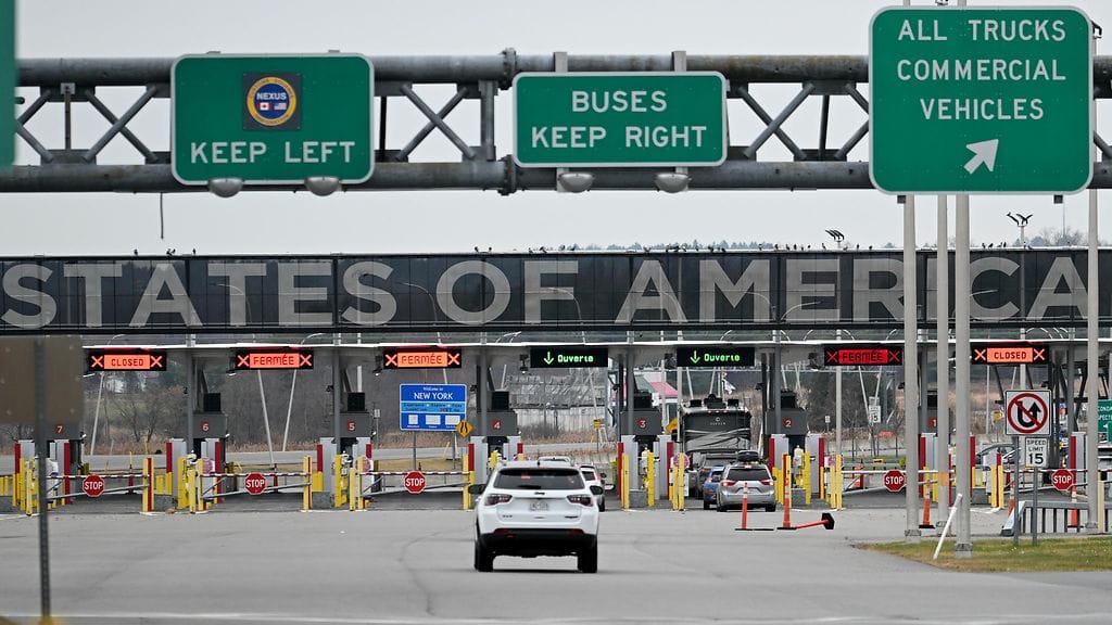 Näkymä Kanadan ja Yhdysvaltojen väliseltä rajalta Saint-Bernard-de-Lacollessa, Quebecissä, Kanadassa, marraskuussa 2024.