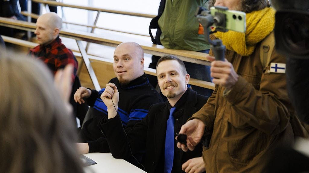 Sinimustan liikkeen puheenjohtaja Tuukka Kuru (vas.) ja Lauri Hokkanen liikkeen järjestämässä lukupiirissä Helsingin keskustakirjasto Oodissa itsenäisyyspäivänä.