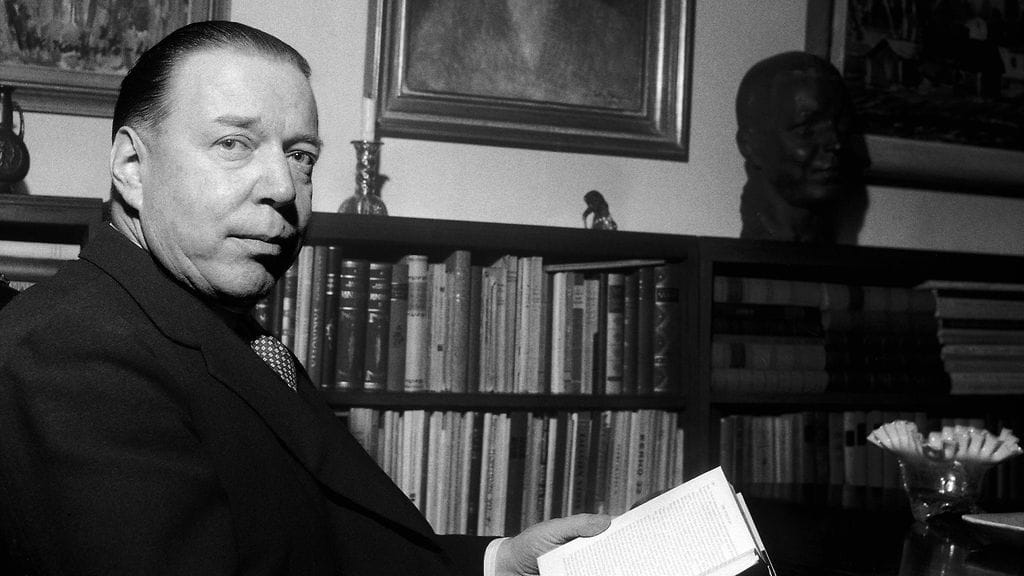 Kirjailija Mika Waltari (1908 - 1979) selaa englanninkielistä kirjaansa Turms kuolematon kotonaan lokakuussa 1957.