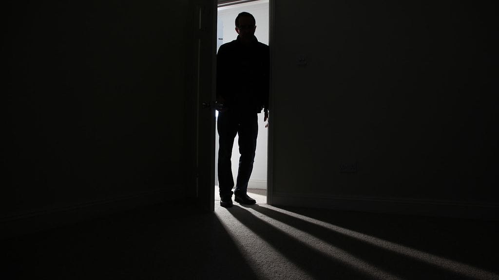 Syytteen mukaan pariskunta muun muassa piti 12-vuotiasta poikaa lukittuna pimeään huoneeseen.