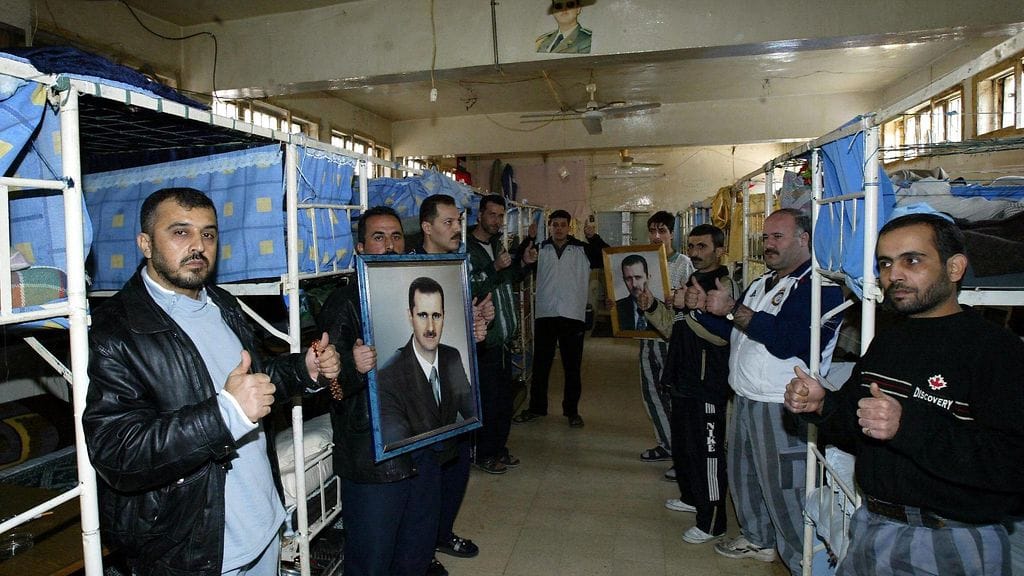 Syyrialaisvangit osoittavat mieltään ja pitävät nälkälakkoa Adran keskusvankilassa tukeakseen presidentti al-Assadia, joka joutui kansainvälisen paineen kohteeksi YK:n tutkinnan vuoksi Libanonin entisen pääministerin Rafiq Haririn murhasta, 16. marraskuuta 2005.