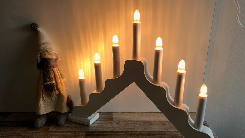 Sähkökynttelikköjen kuumat polttimot voivat sytyttää tulipalon, jos ne pääsevät kosketuksiin helposti syttyvien materiaalien kanssa.