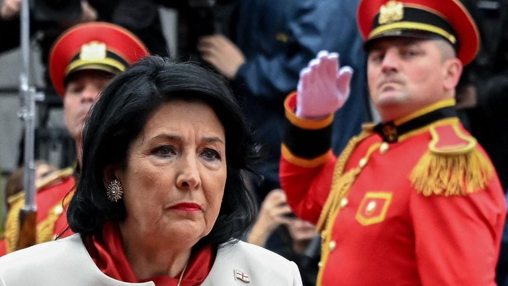 Nykyisen presidentin Salome Zurabishvilin kausi päättyy maanantaina, mutta hän on sanonut kieltäytyvänsä jättämästä virkaansa.