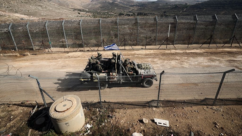 Arkistokuva. Israelilainen ajoneuvo kulkee tietä pitkin kohti Syyrian puolta Israelin ja Syyrian välisellä rajalla lähellä Majdal Shamsin drussien kylää Israelin liittoon kuuluvilla Golanin kukkuloilla 12. joulukuuta 2024.