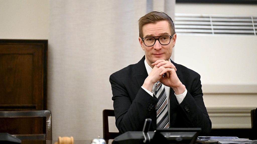 Eduskunnan Ukraina-ystävyysryhmän puheenjohtaja Oras Tynkkynen (vihr.) kertoo, että ryhmän kirjallinen kysymys tulee koskemaan rahankeräyslain rajoitteita ja niiden raivaamista, jotta Ukrainaa voidaan tukea kaikin tavoin.