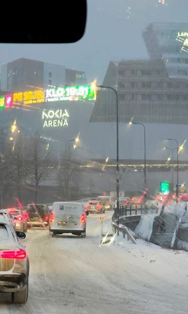 Ruokarobotti huiteli liikenteen seassa Tampereella