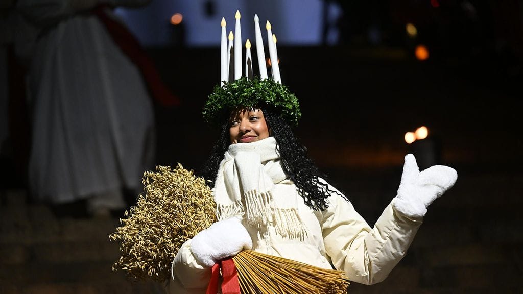 LK 13.12.2024 Vuoden 2024 Lucia kirkkonummelainen Daniela Owusu laskeutui Tuomiokirkon portaita Lucia-juhlassa Helsingissä 13. joulukuuta 2024.