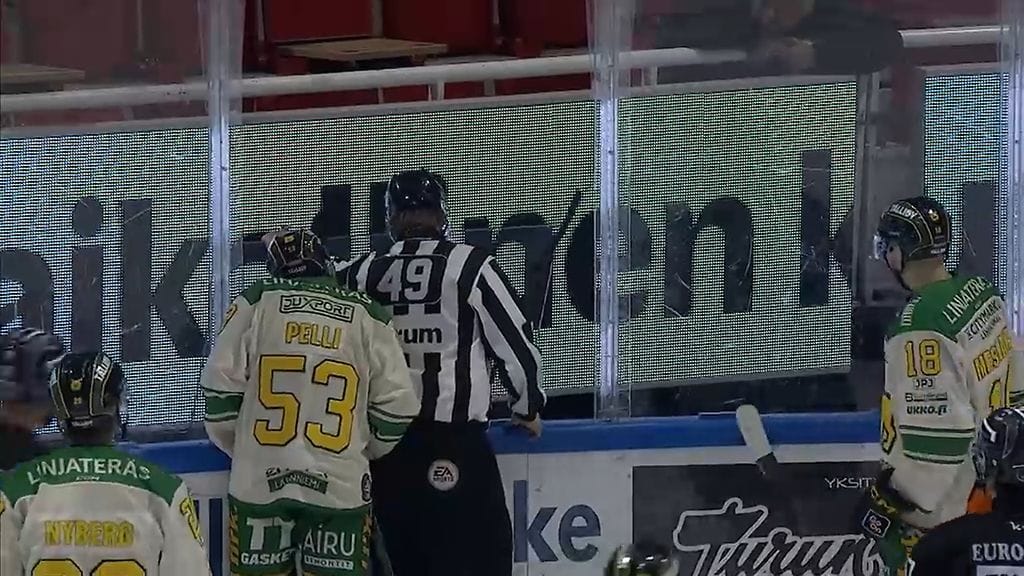 Mitä ihmettä? Topias Haapanen taklaa Ilves-hyökkääjän pleksistä läpi