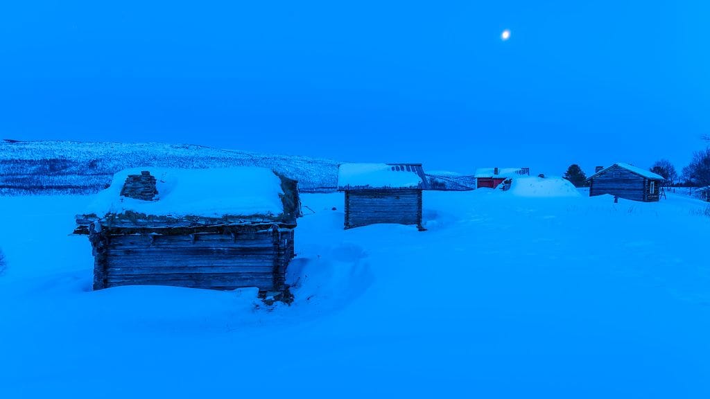 AOP Utsjoen kirkkotuvat kylmänä talvi-iltana.