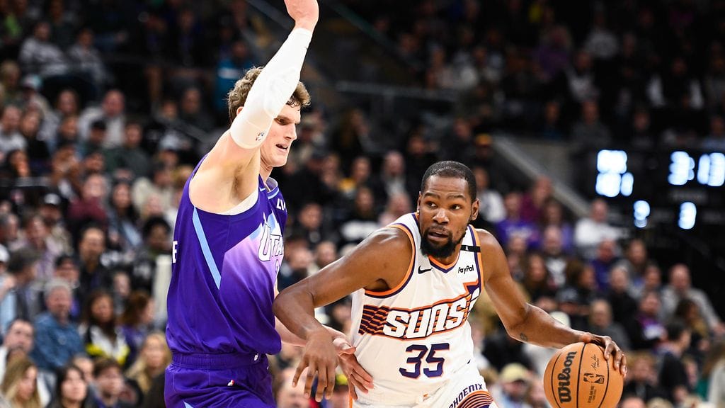 Markkanen yritti pidätellä Phoenixin supertähteä Kevin Durantia.