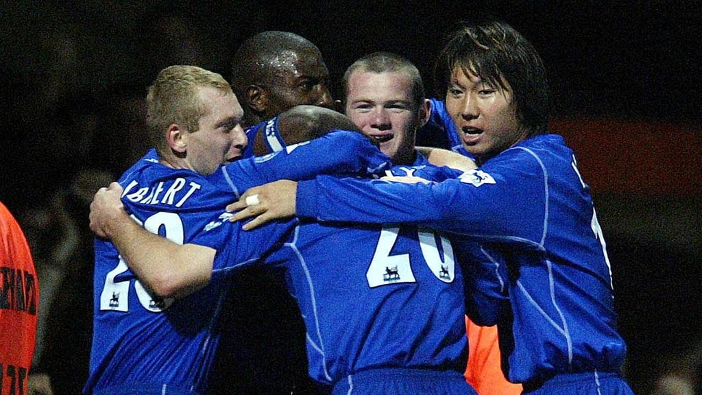 Li Tie (oik.) pelasi Evertonin lisäksi Sheffield Unitedin riveissä.