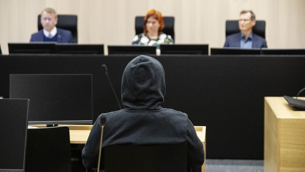 Syytetty oli verhoutunut huppuun oikeudenkäynnissä.