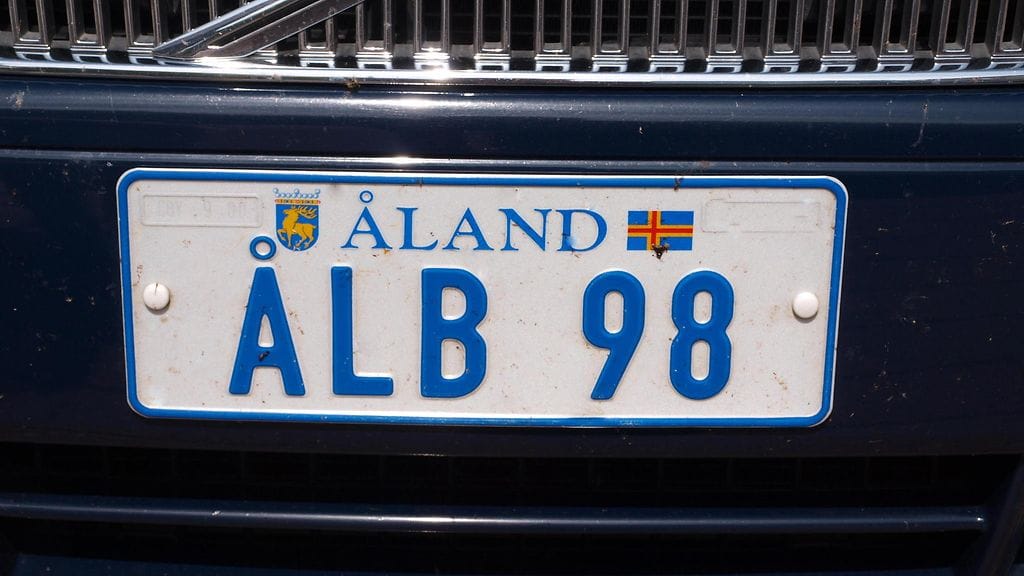 Ahvenanmaalle rekisteröidyillä ajoneuvoilla on omat rekisterikilpensä. Kaikkien Ahvenanmaalla rekisteröityjen autojen rekisterikilvet alkavat Å-kirjaimella.