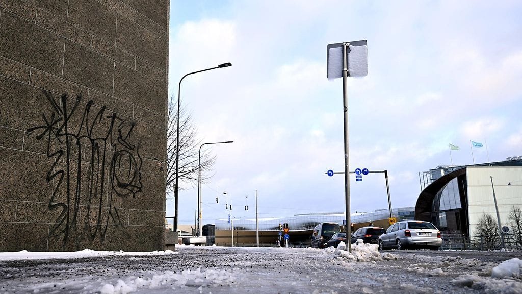 Töhry on eduskunnan lisärakennuksen seinässä kivijalassa.