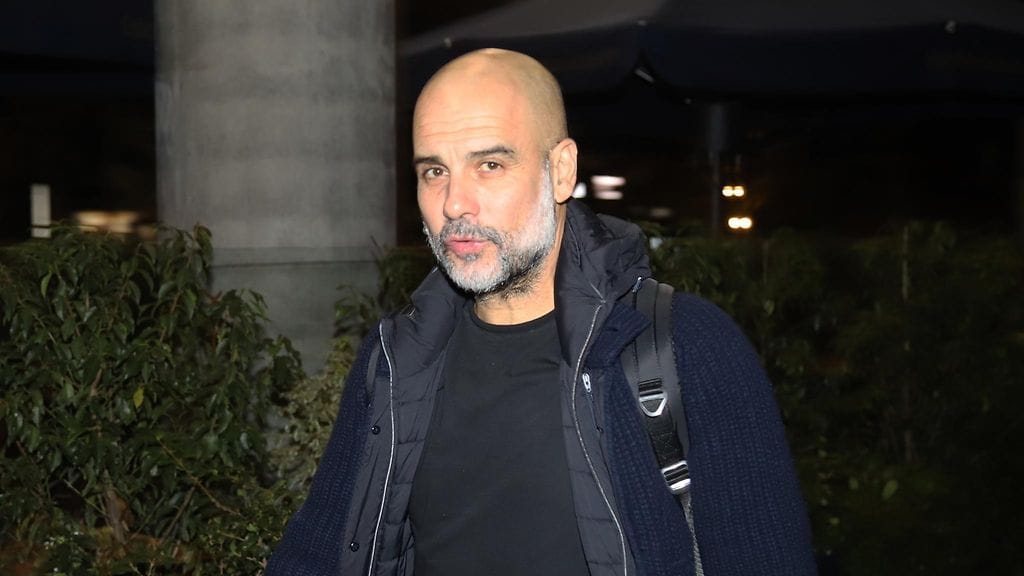 Pep Guardiola saapui lyötynä myöhään sunnuntai-iltana Manchesterin keskustassa sijaitsevalle asunnolleen.