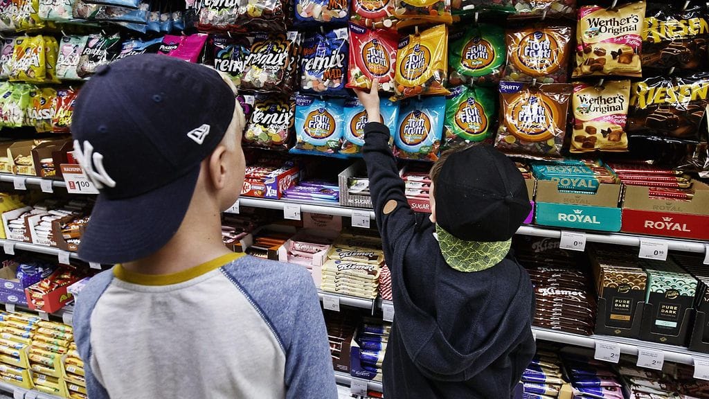 Pojat ostivat karkkia Helsingissä 21. kesäkuuta 2017.