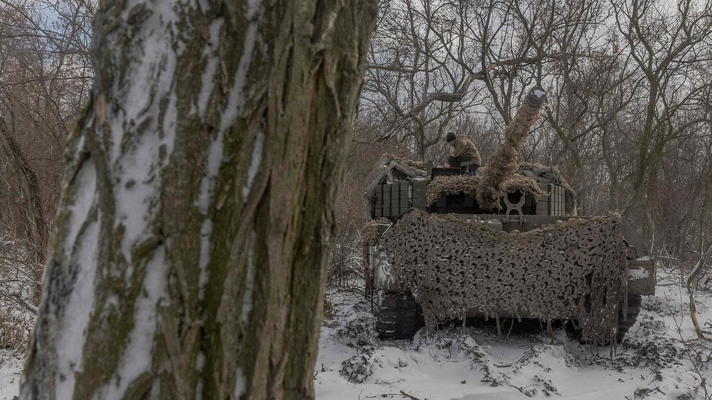 Ukrainan jääkäriprikaatin jäsen seisoi Leopard 1A5 -panssarivaunun päällä lähellä Pokrovskia itäisellä Donetskin alueella viime perjantaina.