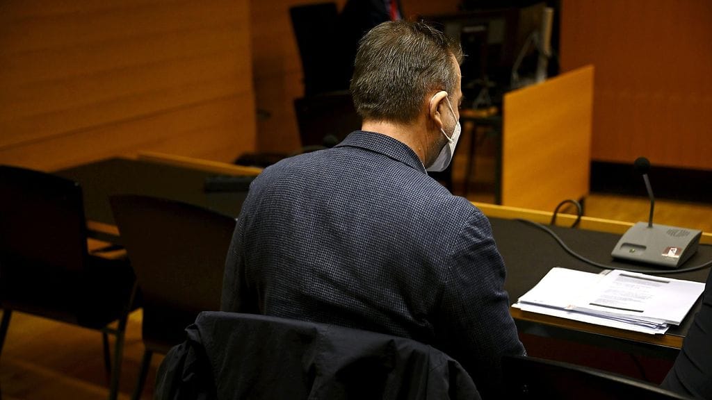 Entinen Helsingin poliisin ylikonstaapeli syytettynä Helsingin käräjäoikeudessa 17. joulukuuta 2024. Miestä syytetään äärioikeistoon liittyvässä rikoskokonaisuudessa virkasalaisuuden rikkomisesta ja virkavelvollisuuden rikkomisesta.