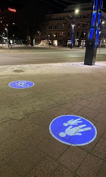 Maahan heijastuvat liikennemerkit Tampereella