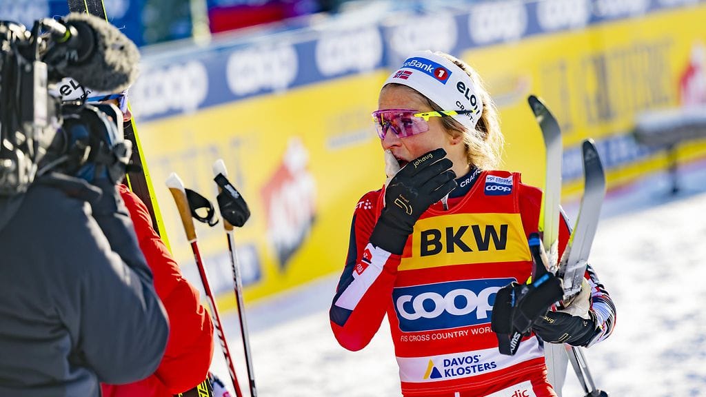 Therese Johaug hiihtää kuin hiihtääkin Tour de Skillä.